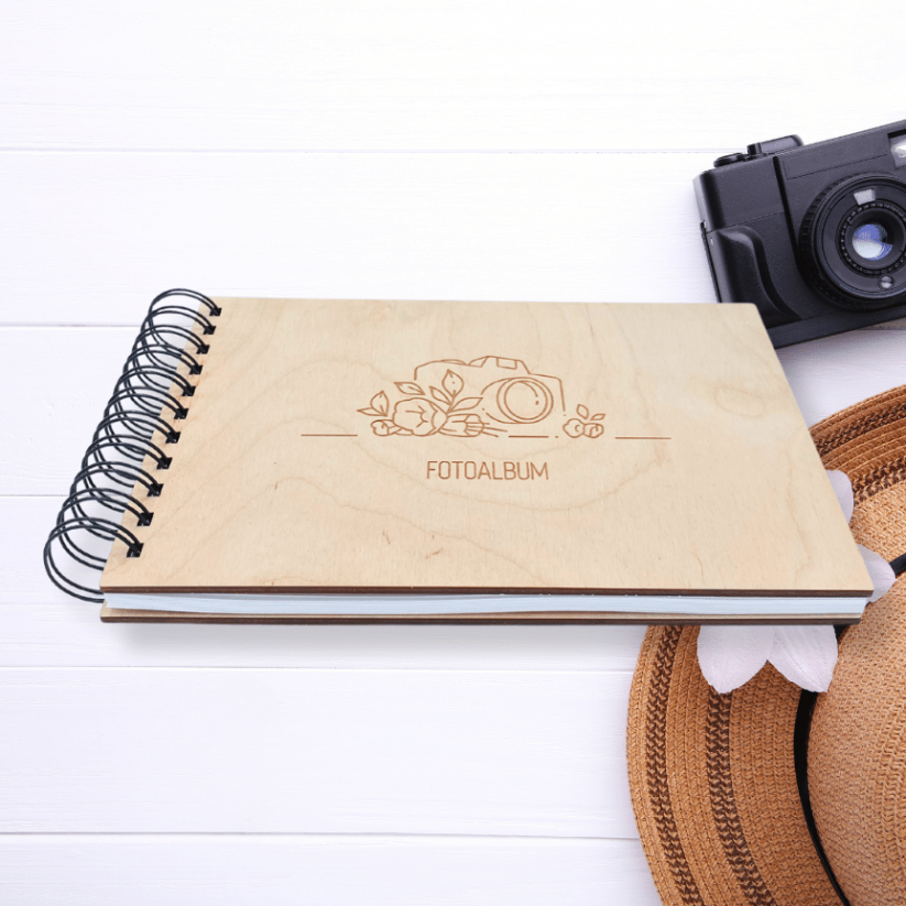 Dřevěné fotoalbum, Fotoaparát - Formát: A5, Listy navíc: Ne, Papír: Bílý, Pauzovací papír: Ano (+150 Kč)